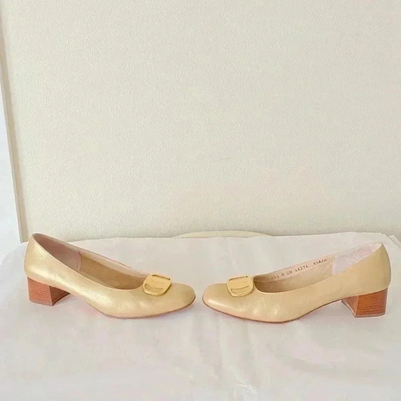 Salvatore Ferragamo Gold Emblem Round Toe Block Heel Narrow Size 8.5 - Picture 5 of 9
